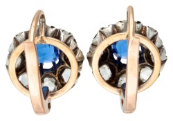 Antieke 14 kt. bicolor gouden oorbellen bezet met roos geslepen diamanten en blauwe kleurstenen.