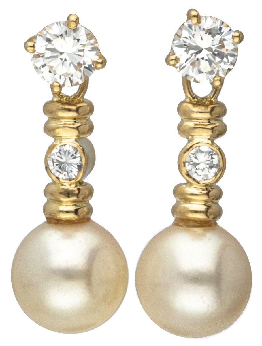 18 kt. Geelgouden oorbellen bezet met ca. 0.91 ct. diamant en gecultiveerde parel.