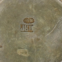 Cloisonne beker en 2 theelepels zilver.