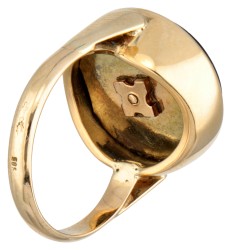 Vintage 14 kt. geelgouden ring met diamant in een zilveren zetting op een zwarte plaquette.