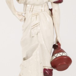Een aardewerken sculptuur van een man met een kruik. Royal Dux, 1e helft 20e eeuw.