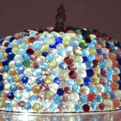 Een draadijzeren plafonniere versierd met glazen bolletjes. Eind 20e eeuw. Diam. 34 cm.