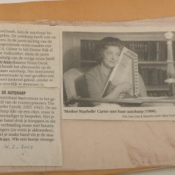 Een autoharp gemerkt: Müller's Accordzither Orpheus, met daarbij drie bijbehorende melodieboekjes, vol. 1, 3 en 4. met stemsleutel.