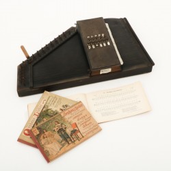 Een autoharp gemerkt: Müller's Accordzither Orpheus, met daarbij drie bijbehorende melodieboekjes, vol. 1, 3 en 4. met stemsleutel.