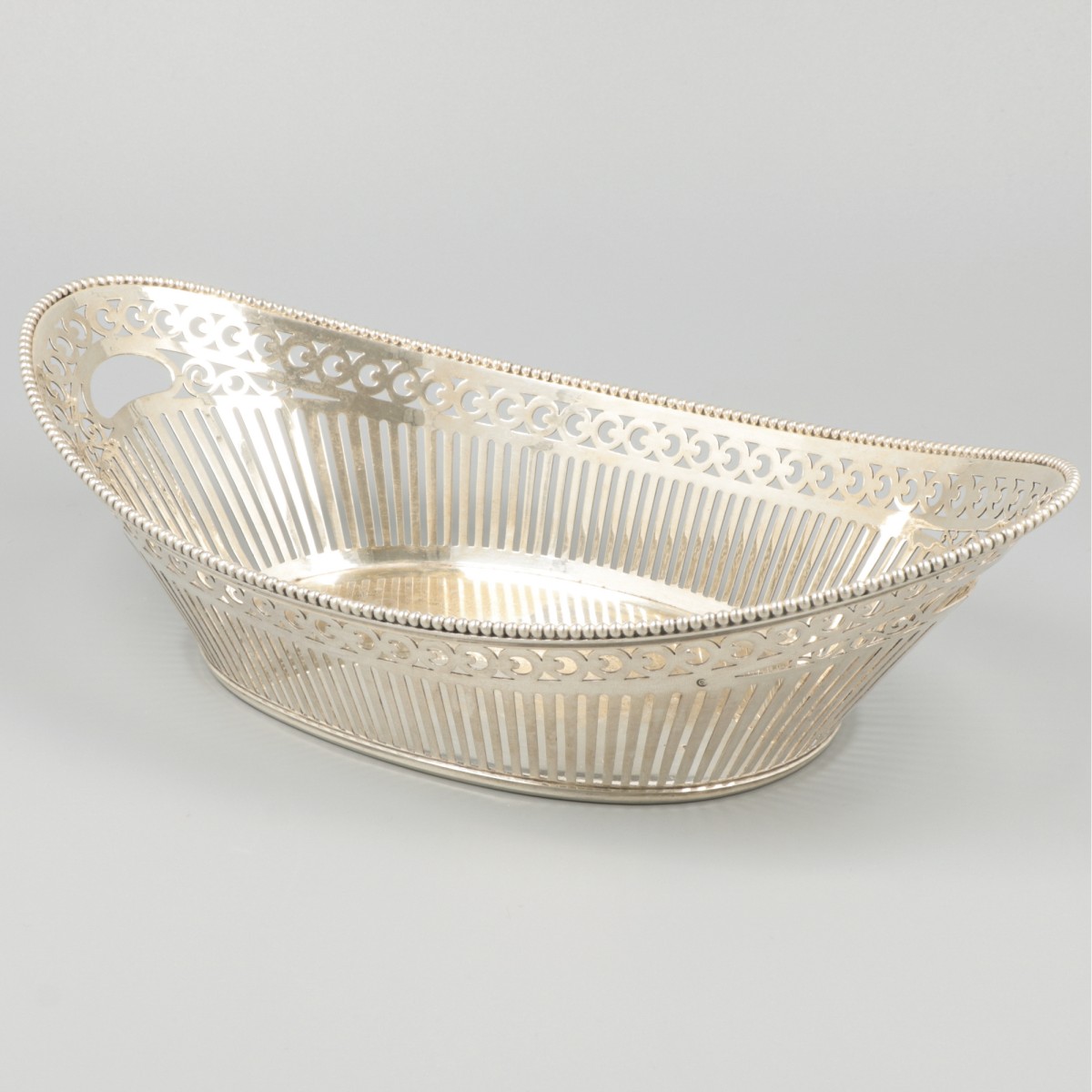 Soezen- / broodmand zilver.