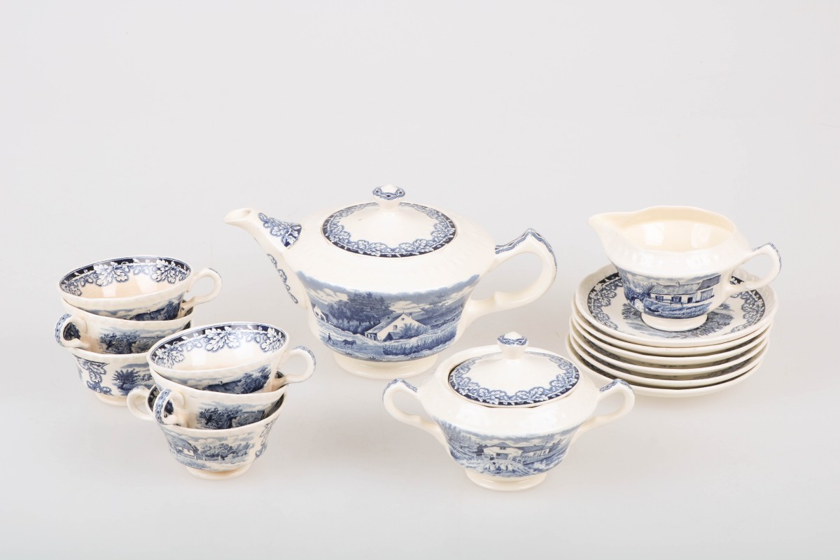 Een transferware theeservies met decor Boerenhoeve blauw. Société Céramique, 1e helft 20e eeuw.