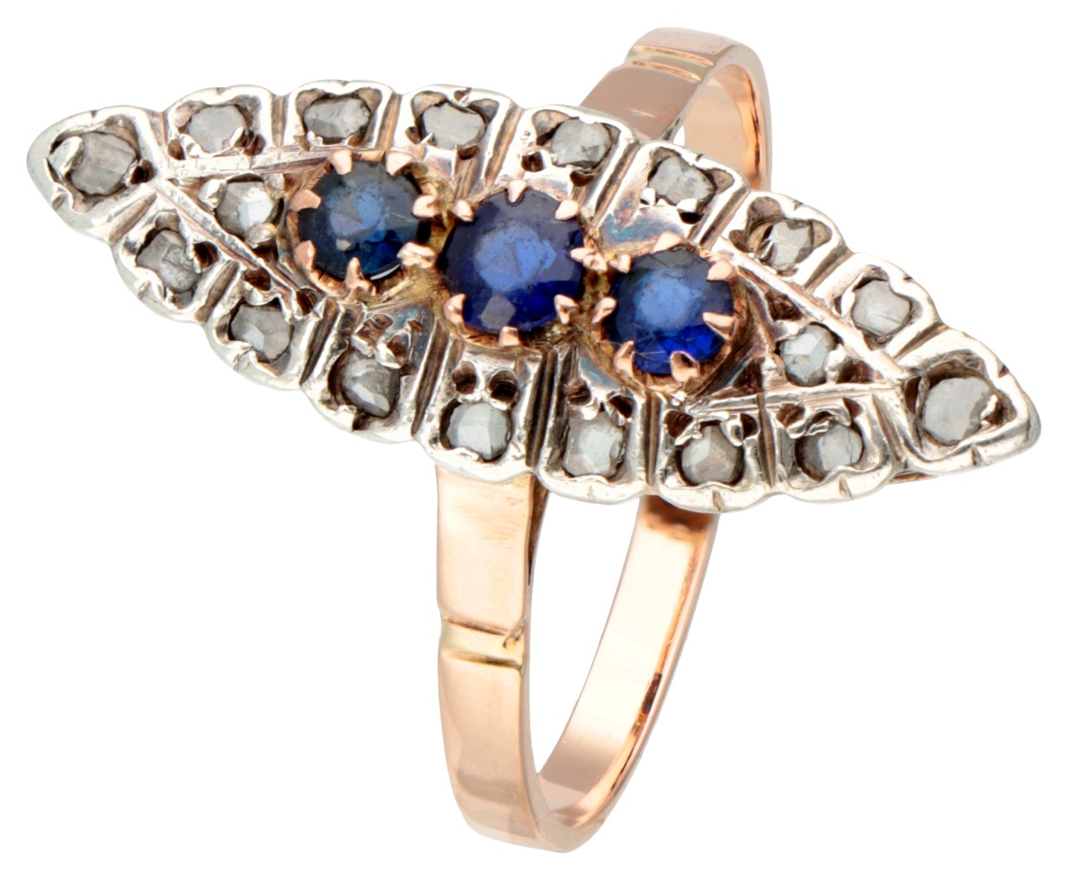 14 kt. Roségouden navette ring bezet met roos geslepen diamanten en blauwe top-doubletten als saffierimitatie.