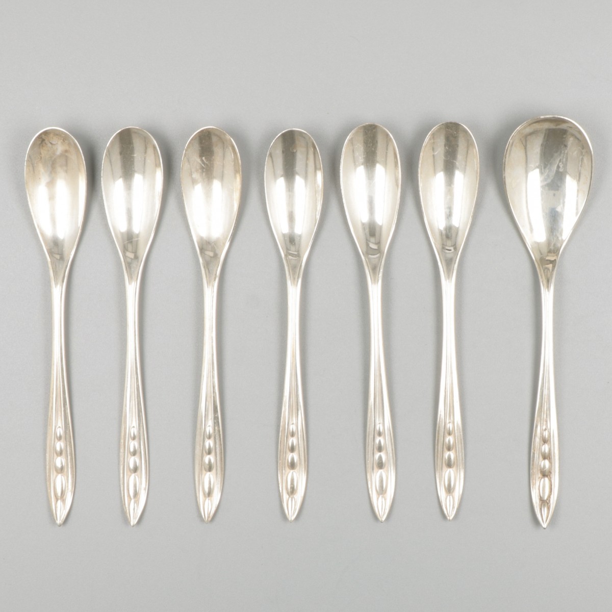 7-delige set koffie- / theelepels met suikerschep zilver.