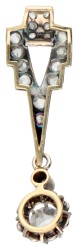 14 kt. Bicolor gouden art deco hanger bezet met roos geslepen diamanten.