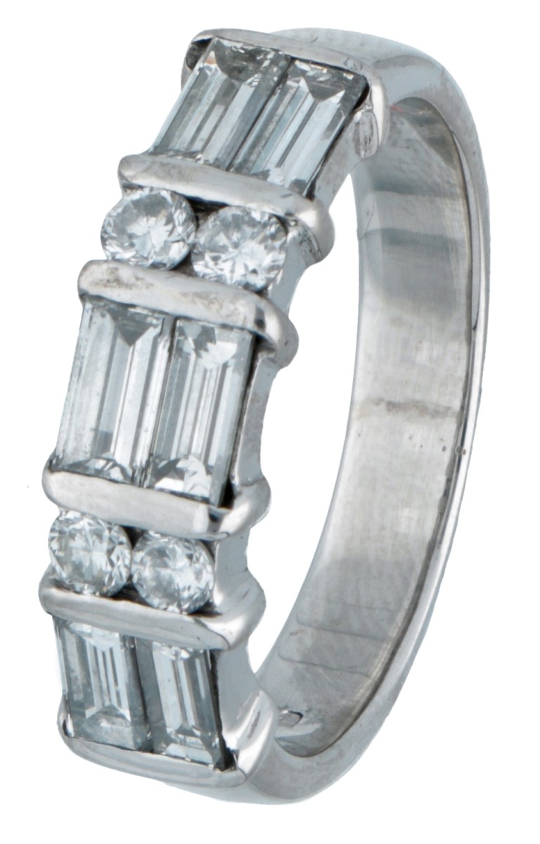 18 kt. Witgouden ring bezet met ca. 0.74 ct. diamant.