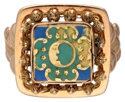 Antieke 14 kt. geelgouden ring met een voorstelling van een halve maan omringd door groene en blauwe emaille.