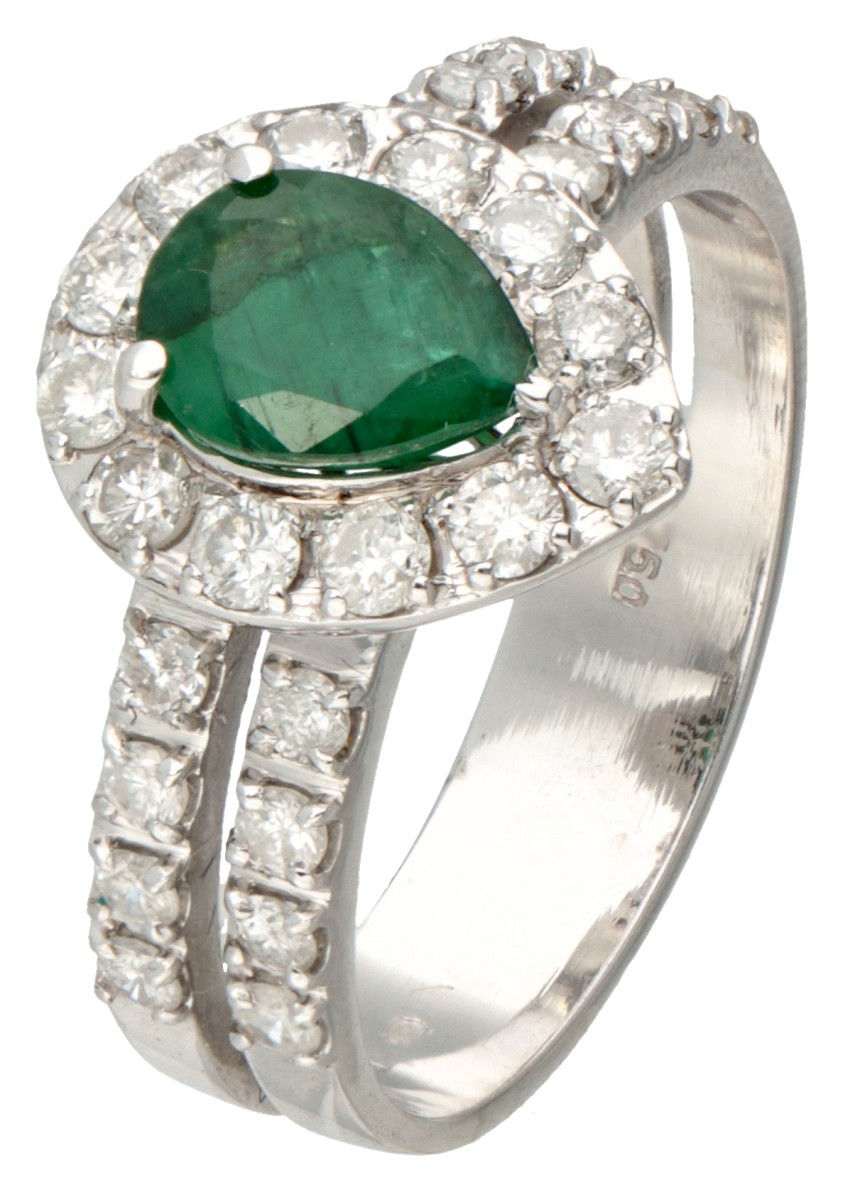18 kt. Witgouden ring bezet met ca. 0.59 ct. natuurlijke smaragd en ca. 0.80 ct. diamant.