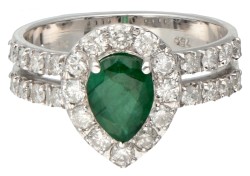 18 kt. Witgouden ring bezet met ca. 0.59 ct. natuurlijke smaragd en ca. 0.80 ct. diamant.