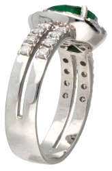 18 kt. Witgouden ring bezet met ca. 0.59 ct. natuurlijke smaragd en ca. 0.80 ct. diamant.
