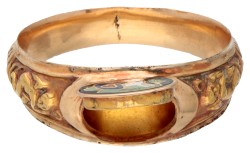 14 kt. Geelgouden gif-ring met geëmailleerde voorstelling van een hond en voorstellingen van engelen.