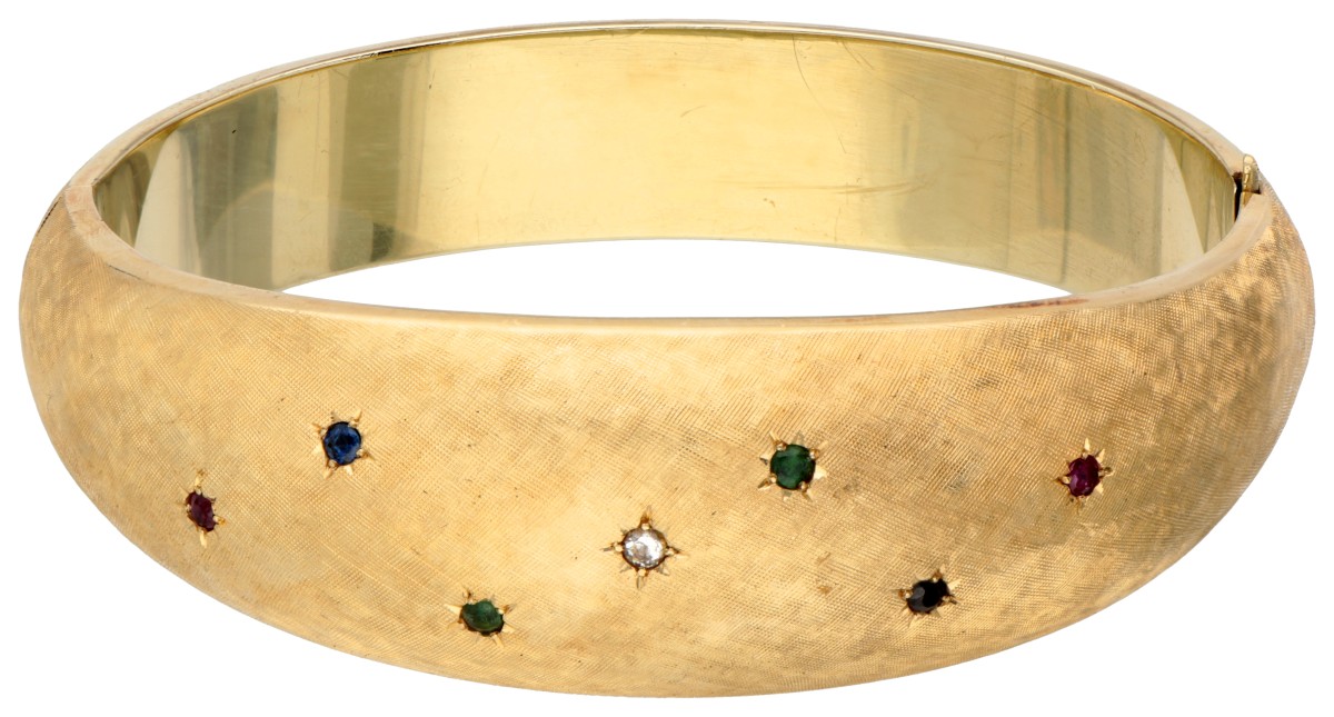 Gematteerde 14K geelgouden bangle met gekleurde stenen.