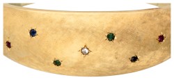 Gematteerde 14K geelgouden bangle met gekleurde stenen.