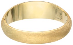 Gematteerde 14K geelgouden bangle met gekleurde stenen.