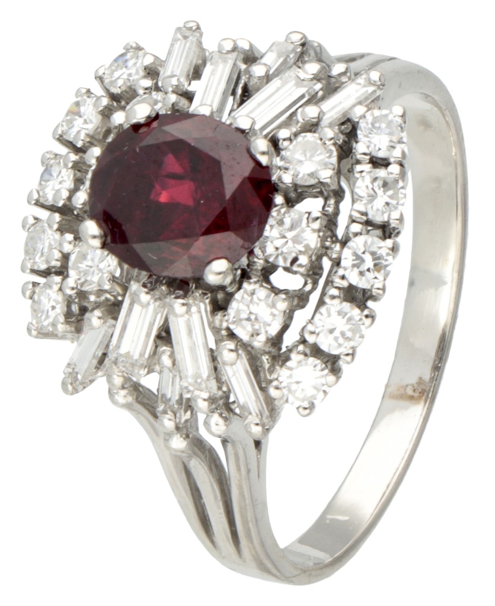 14 kt. Witgouden cocktail ring bezet met ca. 0.98 ct. diamant en synthetische robijn.