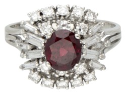 14 kt. Witgouden cocktail ring bezet met ca. 0.98 ct. diamant en synthetische robijn.