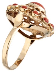 Vintage 14 kt. geelgouden ring bezet met ca. 0.95 ct. bloedkoraal.