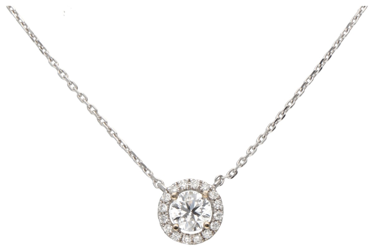 18 kt. Witgouden collier en 'halo' hanger bezet met ca. 0.58 ct. diamant.