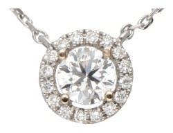 18 kt. Witgouden collier en 'halo' hanger bezet met ca. 0.58 ct. diamant.