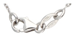 18 kt. Witgouden collier en 'halo' hanger bezet met ca. 0.58 ct. diamant.