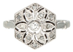 18 kt. Witgouden art deco ajour ring bezet met diamant.