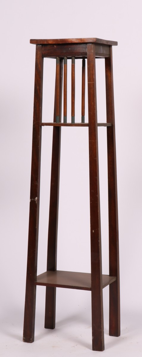 Een hoge eikenhouten Amsterdamse School plantentafel, Holland, ca. 1920.