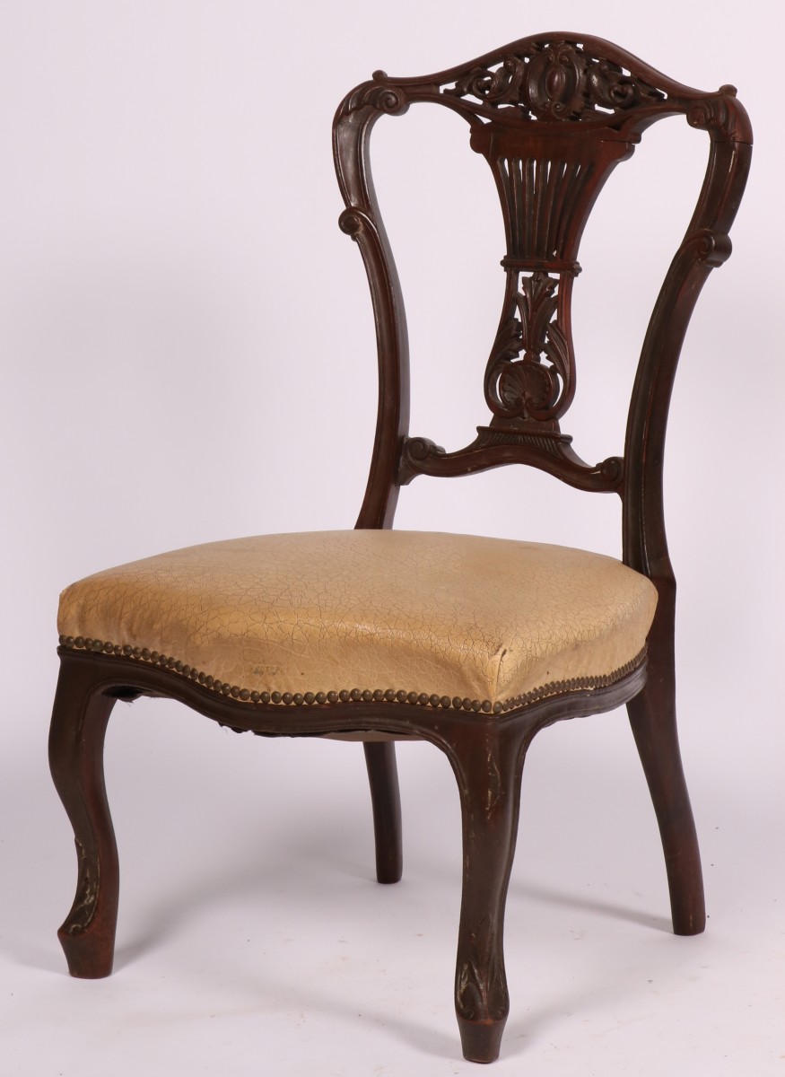 Een notenhouten stoeltje, Chippendale-stijl, ca. 1900.