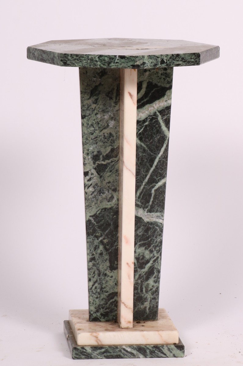 Een grijs en wit marmeren art-deco stijl piëdestal, ca. 1930.