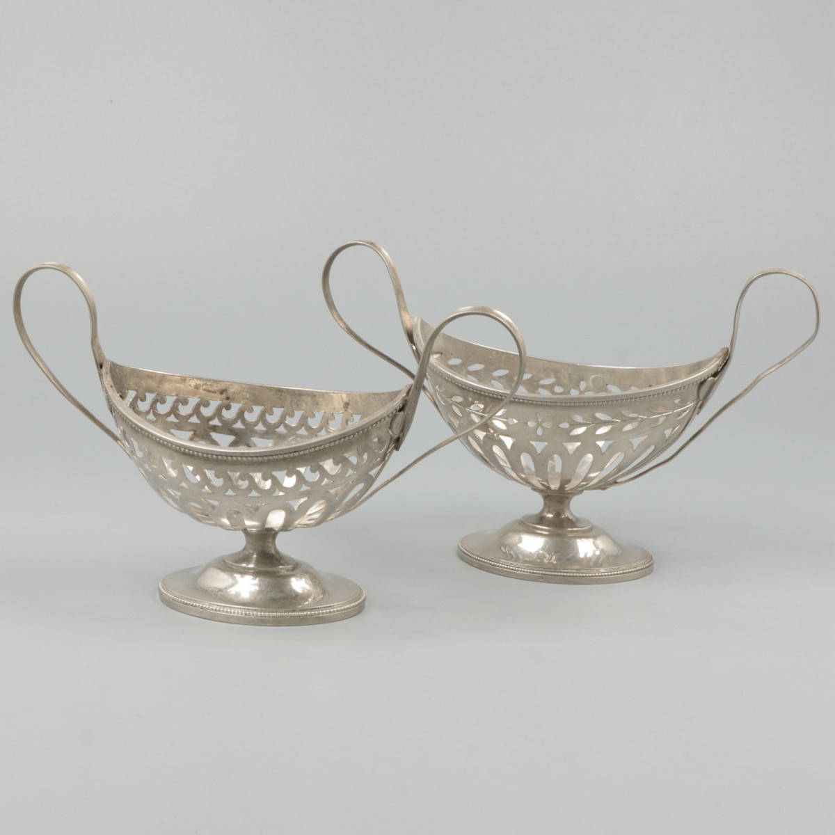 2-delige set zoutkelders (Brussel, J.C. Buls, ca. 1820) zilver.