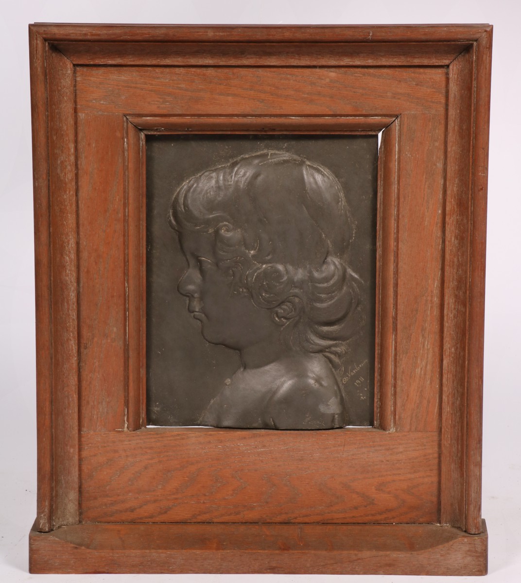 Een tinnen portret reliëf van een kleuter, 20e eeuw.