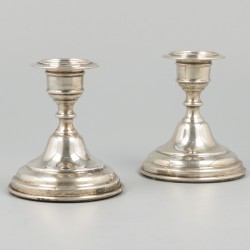 2-delige set kandelaren zilver.