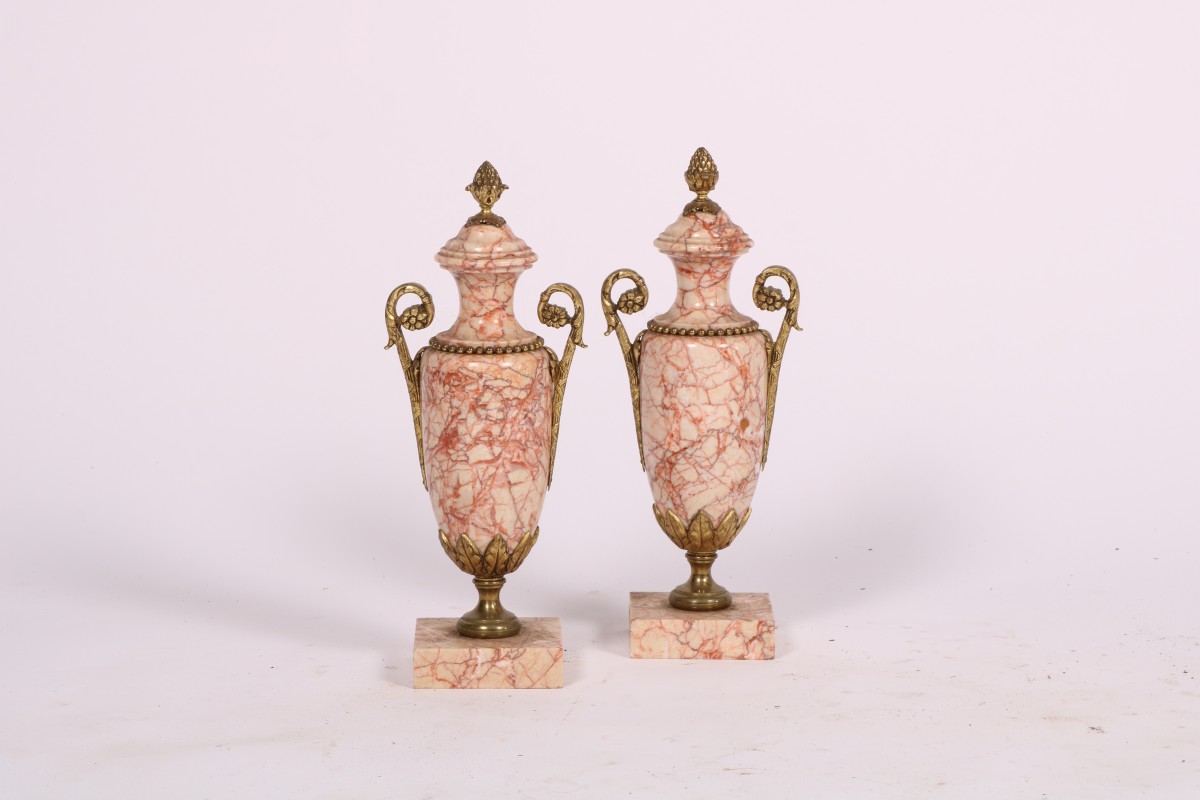 Een set van (2) wit marmeren Louis XVI-style siervazen, vroeg 20e eeuw.
