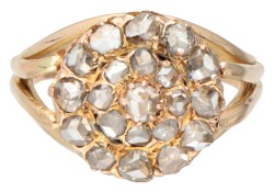 18 kt. Geelgouden entourage ring bezet met roos geslepen diamanten.