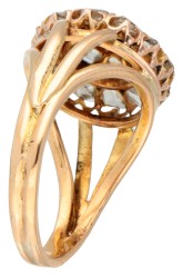 18 kt. Geelgouden entourage ring bezet met roos geslepen diamanten.