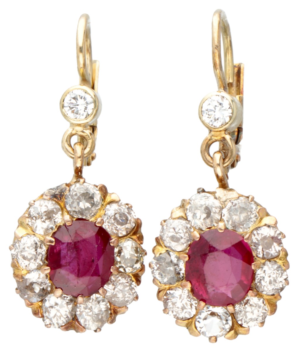 Vintage 14 kt. geelgouden oorbellen bezet met ca. 2.17 ct. diamant en ca. 1.72 ct. synthetische robijn.