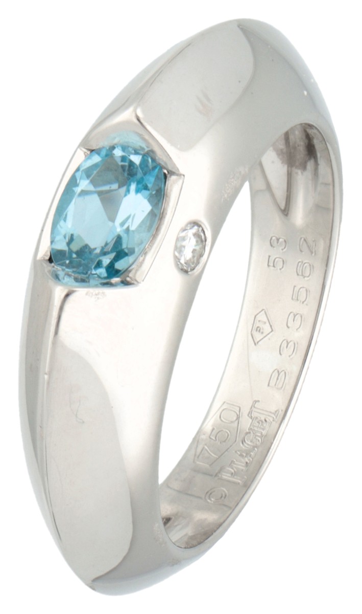 Piaget 18 kt. witgouden dome ring bezet met ca. 0.44 ct. blauwe topaas en diamant.