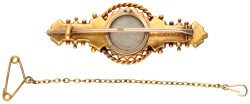 Victoriaanse 20 kt. geelgouden medaillon broche bezet met een diamant en zaadparels.