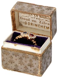 18 kt. Geelgouden ring bezet met ca. 0.25 ct. diamant, ca. 0.15 ct. saffier en ca. 0.20 ct. robijn.