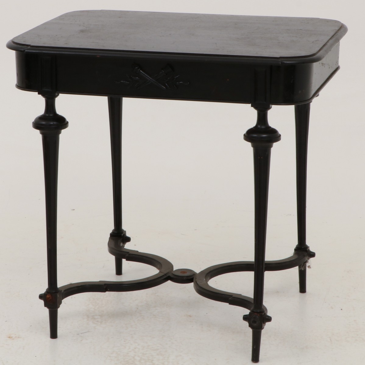 Een Louis XVI-stijl gezwart houten bijzettafel, 19e eeuw.
