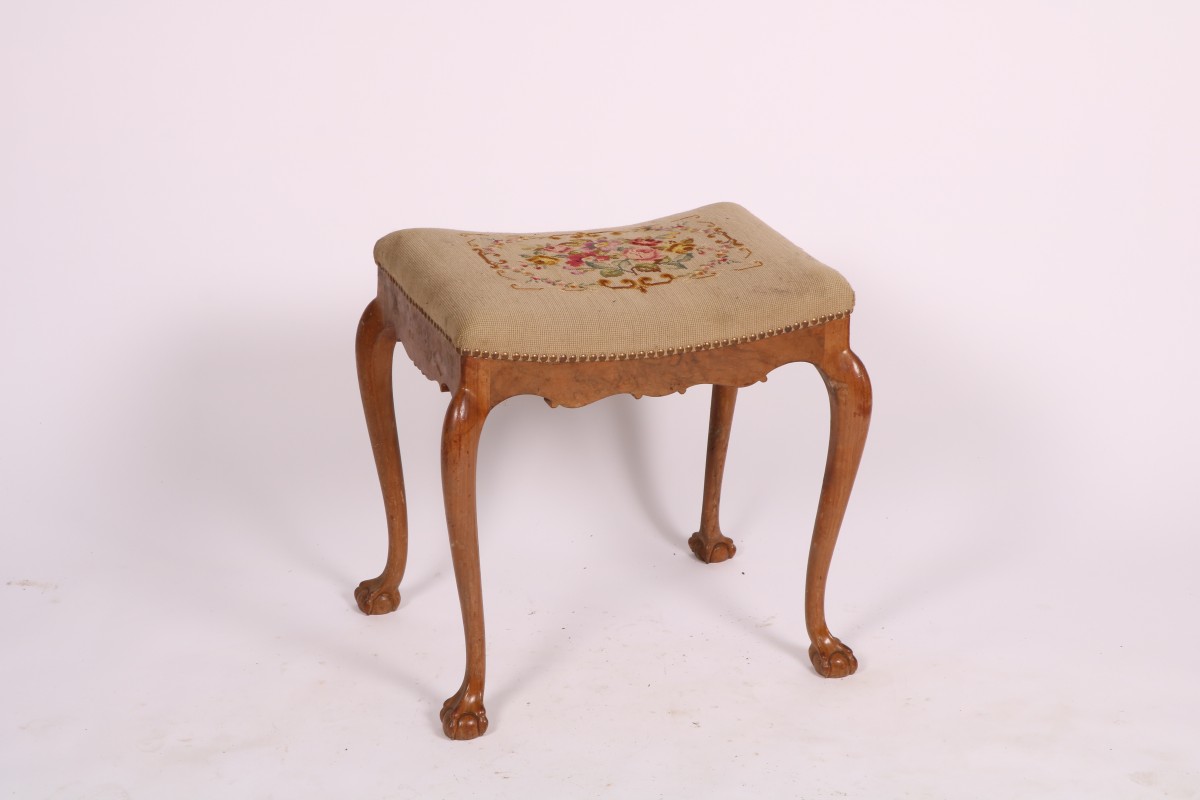 Een Queen-Anne stijl notenhouten tabouret, Holland, ca. 1900.