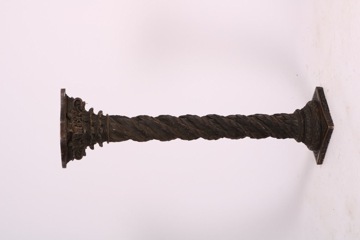 Een gedraaide piëdestal met laurier-guirlandes, Korintisch kapiteel, 19e eeuw.