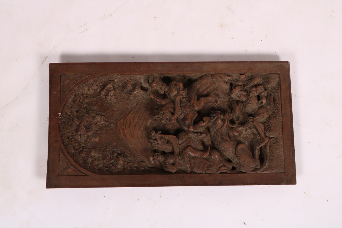 Een gesneden eikenhouten paneel met reliëf van twee ruiters, ca. 1900.