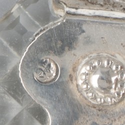 Bonbonschaaltje met hengsel zilver.