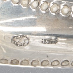 Bonbonschaaltje met hengsel zilver.