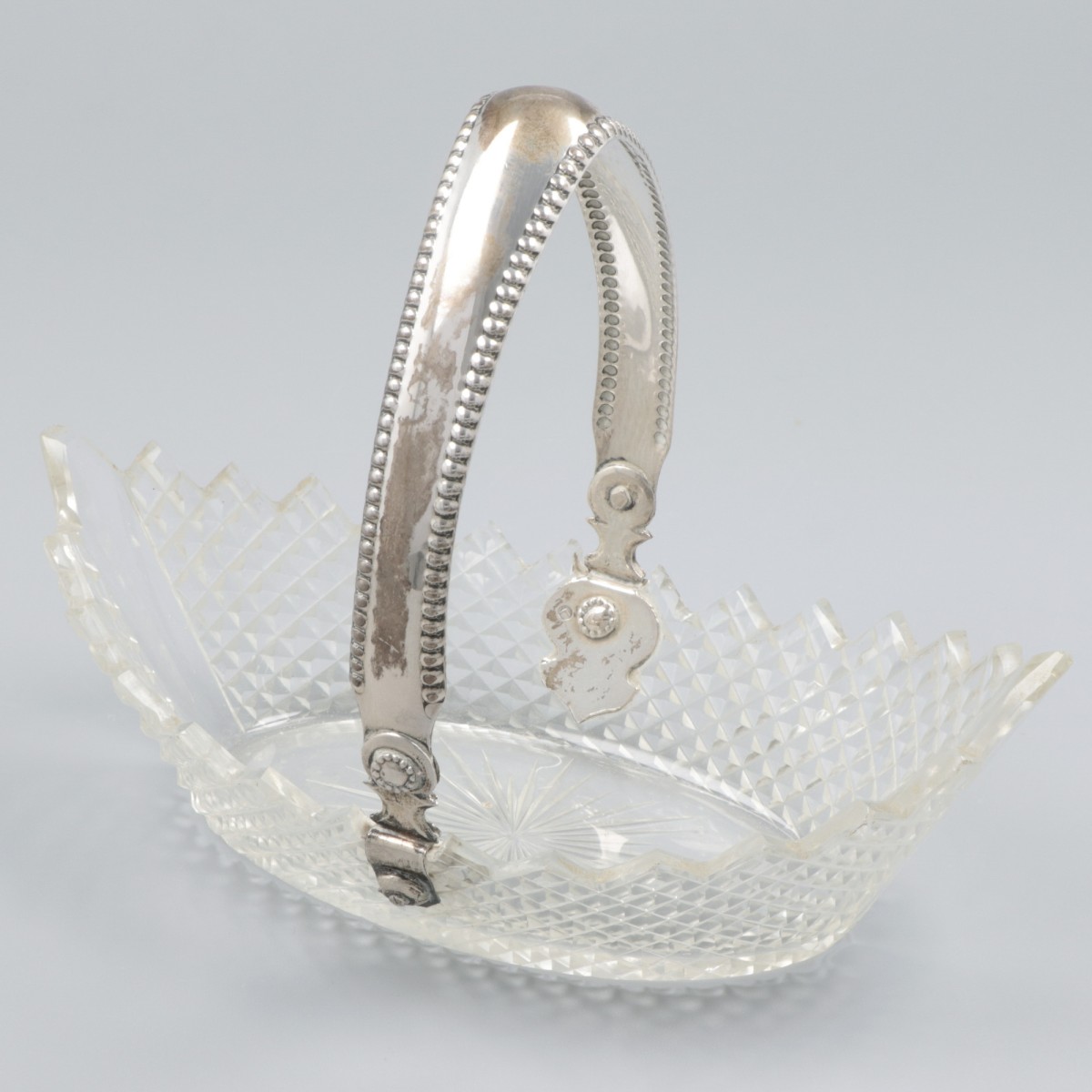 Bonbonschaaltje met hengsel zilver.