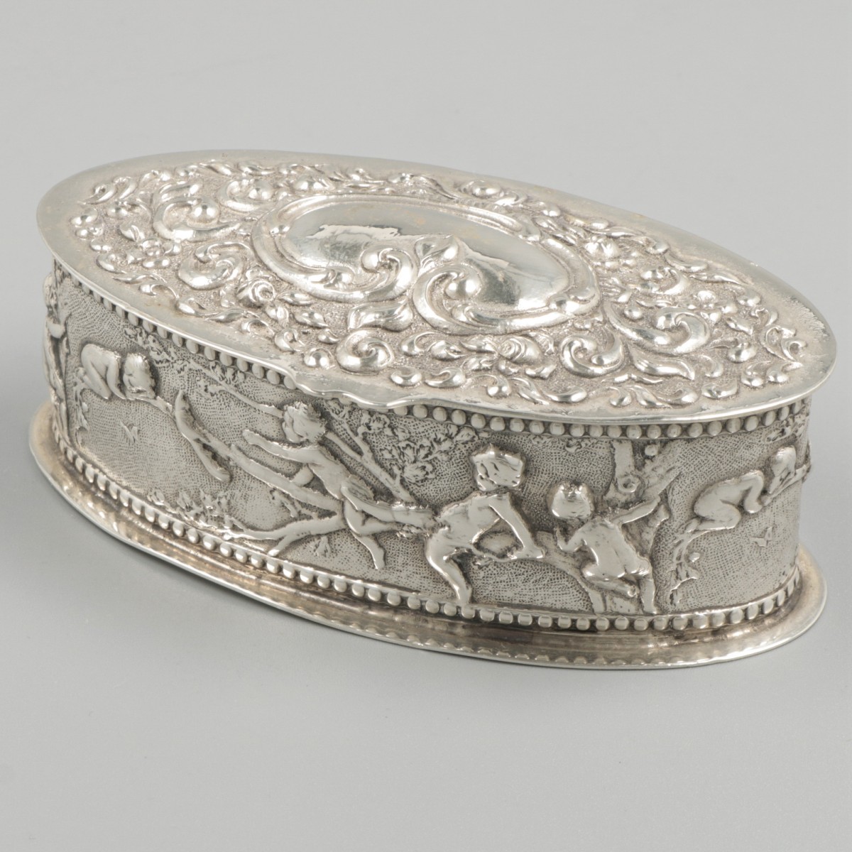 Kaptafeldoosje zilver.